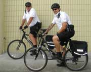 imagem: dois policiais em bicicletas