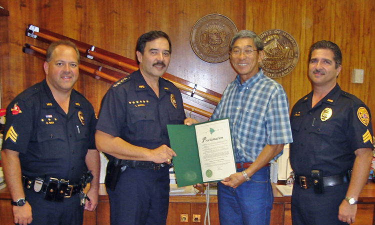 Photo of Christopher Gali, Chief Lawrence Mahuna, Mayor Harry Kim and Dexter Veriato