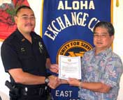 image:Kelii and Tokuuke shake hands and hold certificate